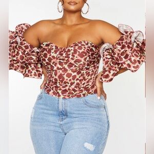 NWT PrettyLittleThing - PLUS BROWN LEOPARD PRINT PUFF SLEEVE BARDOT CROP TOP